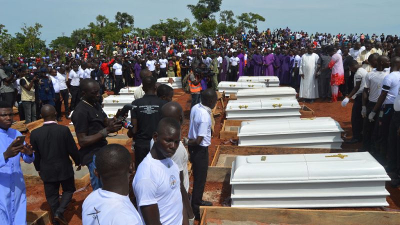 Погребение 17 христиан и двух священников, убитых боевиками фулани в Восточном районе Гвер штата Бенуэ, на севере центральной части Нигерии, 22 мая 2018 года. (Фото: EMMY IBU / AFP через Getty Images) | Epoch Times Россия