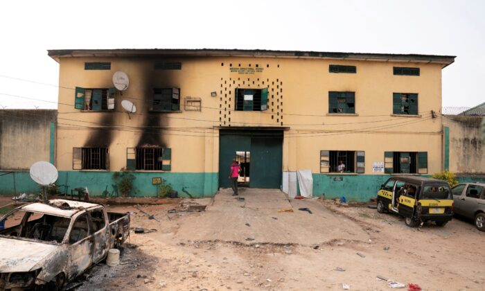 Тюрьма  в Нигерии, подвергшаяся нападению боевиков, штат Имо, Нигерия, 5 апреля 2021 г. (David Dosunmu/Handout via Reuters) | Epoch Times Россия