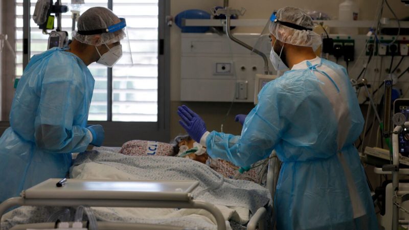 Израильский медицинский персонал ухаживает за пациентами COVID-19 в изоляторе медицинского центра «Зив» в городе Цфат на севере Израиля 12 августа 2021 года. (Jalaa Marey/AFP via Getty Images) | Epoch Times Россия