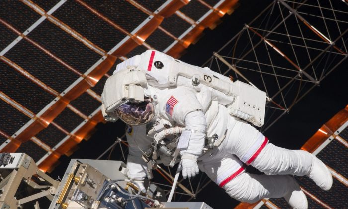 Астронавт НАСА Эндрю Фойстел во время выхода в открытый космос у Международной космической станции. (НАСА) | Epoch Times Россия