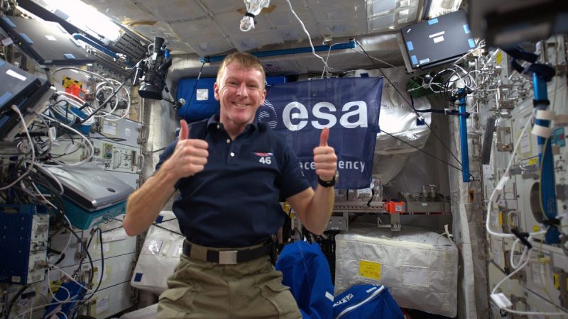 Чувствует себя хорошо: Тим Пик на борту МКС. (ЕКА / НАСА, CC BY 4.0) | Epoch Times Россия