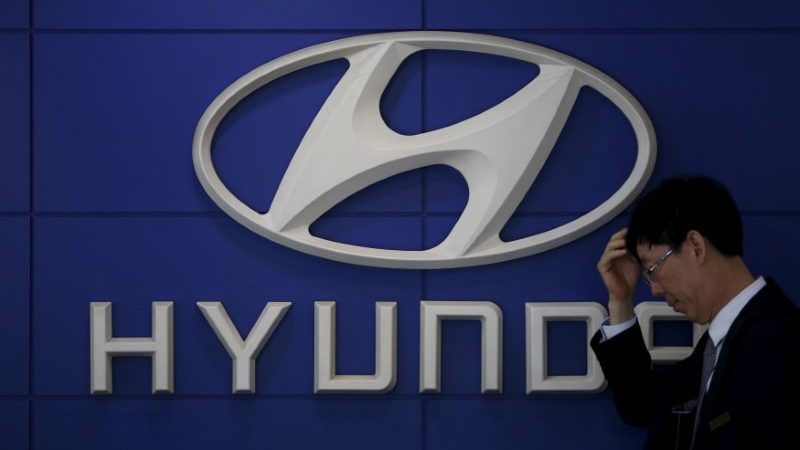 Продавец автомобилей стоит перед логотипом компании Hyundai Motor в дилерском центре в Сеуле, Южная Корея, 25 апреля 2016 года. (Kim Hong-Ji/File Photo/Reuters) | Epoch Times Россия