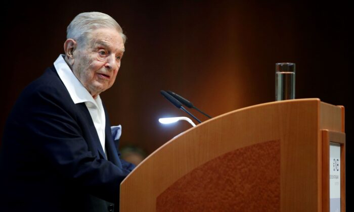 Инвестор-миллиардер Джордж Сорос выступает перед аудиторией на церемонии вручения премии Шумпетера в Вене, Австрия, 21 июня 2019 г. (Лиси Ниснер / Reuters) | Epoch Times Россия