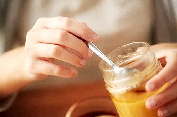 Мёд помогает пищеварению после обильной еды. (Изображение: Syda Productions через Dreamstime)