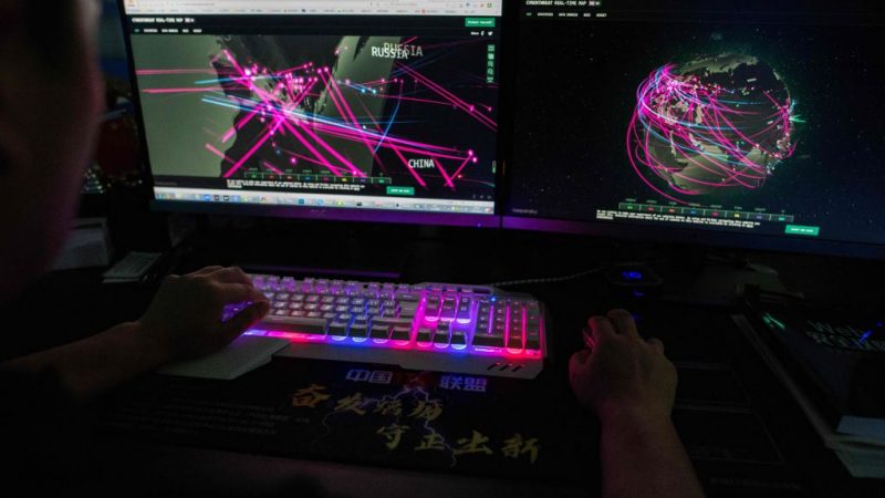 Член хакерской группы Red Hacker Alliance использует веб-сайт, который отслеживает глобальные кибератаки на своём компьютере в офисе в Дунгуане, в южной провинции Гуандун, Китай, 4 августа 2020 года. Nicolas Asfouri/AFP via Getty Images  | Epoch Times Россия