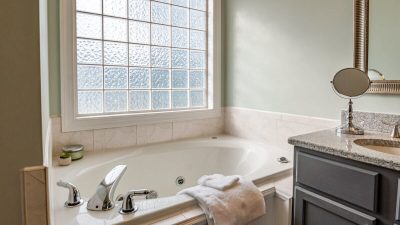 Три способа чистки ванны без нагрузки на спину и колени