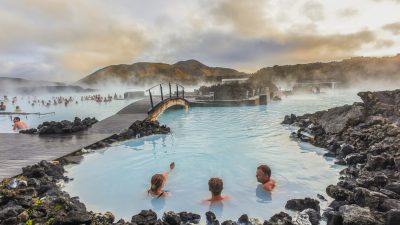 Купание в геотермальных источниках Исландии