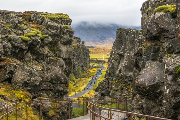 Геотермальные источники Исландии. Тектонические плиты Евразии и Северной Америки в парке Тингвеллир.