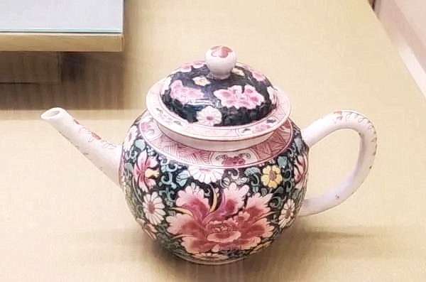 Широкое применение золочёных украшений на керамике в эпоху династии Цин сделало эту яркую фарфоровую чайную посуду ещё более роскошной. (Изображение: Моника Сонг / Nspirement)