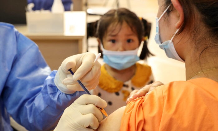 Ребёнок получает вакцину против коронавируса Covid-19 в Наньтуне, провинция Цзянсу, Китай, 5 июля 2021 г. (STR /AFP via Getty Images) | Epoch Times Россия