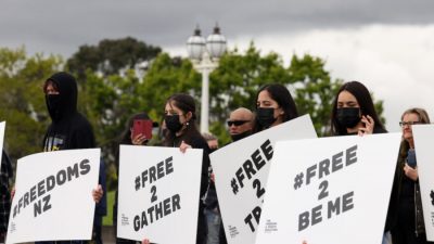 Тысячи новозеландцев требуют свободы после 6 недель изоляции
