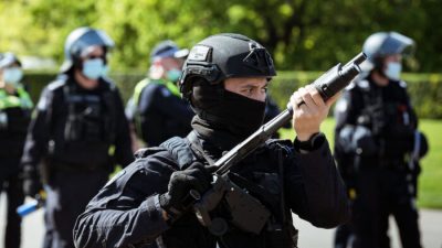 Австралийские полицейские увольняются из-за жестокого обращения с протестующими против ковидных мер