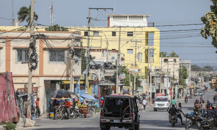 Полиция патрулирует улицы Порт-о-Пренса 8 июля 2021 г. Valerie Baeriswyl/AFP via Getty Images | Epoch Times Россия