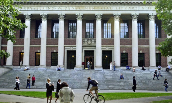 Студенты проходят перед Гарвардской библиотекой Widener в Кембридже, штат Массачусетс, 10 октября 2003 г. William B. Ploughman / Getty Images | Epoch Times Россия