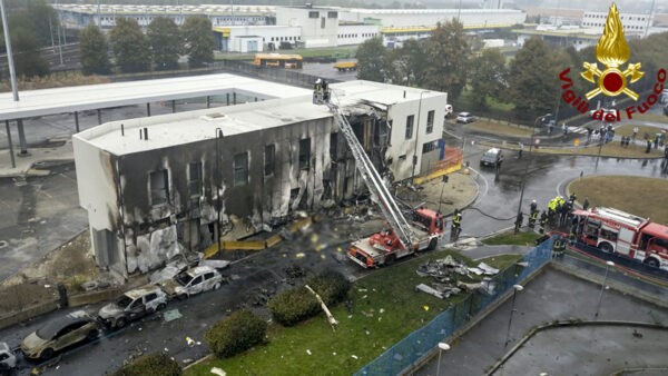 Самолёт врезался в здание недалеко от Милана. Восемь человек погибли