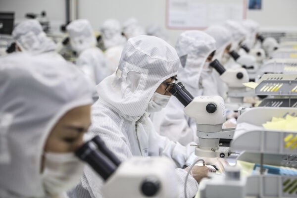 Рабочие производят светодиодные чипы на заводе в городе Хуайань в восточной провинции Цзянсу, Китай, 16 июня 2020 г. (STR / AFP)