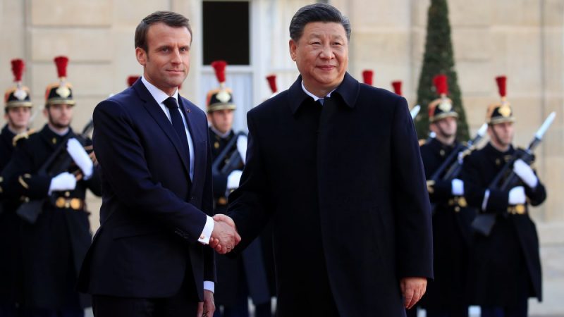 Президент Франции Эммануэль Макрон приветствует китайского лидера Си Цзиньпина в Елисейском дворце в Париже 25 марта 2019 года. (Gonzalo Fuentes/Reuters)
 | Epoch Times Россия
