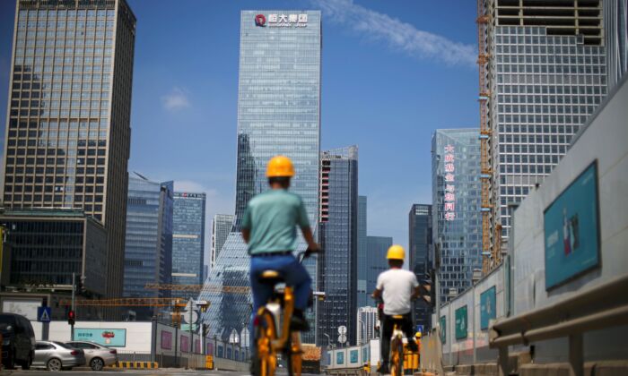 Мужчины у строительных площадок возле штаб-квартиры китайской Evergrande Group в Шэньчжэне, провинция Гуандун, Китай, 26 сентября 2021 г. (Aly Song /Reuters) | Epoch Times Россия