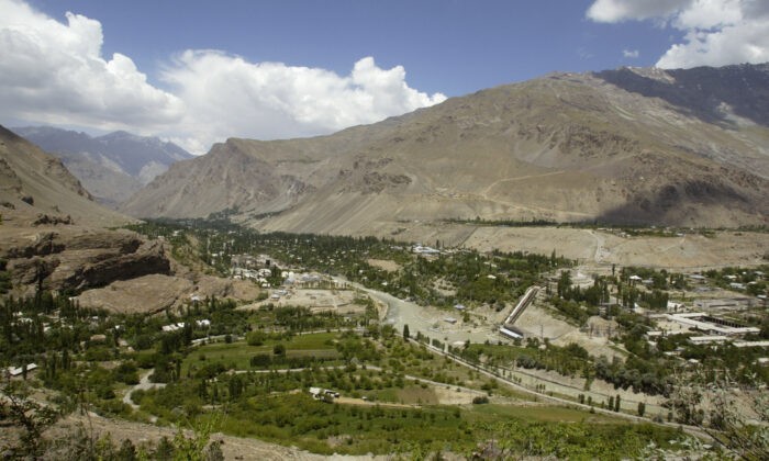 Общий вид города Хорог, столицы Горно-Бадахшанской автономной области, Таджикистан, 7 июля 2004 г. (Shamil Zhumatov/Reuters) | Epoch Times Россия