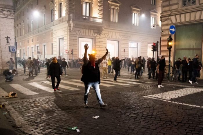 В Италии вспыхнули протесты из-за обязательной вакцинации COVID-19