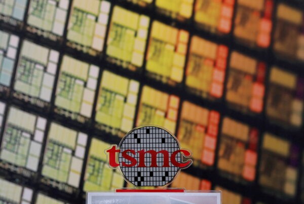 Логотип TSMC в его штаб-квартире в городе Синьчжу, Тайвань, 31 августа 2018 г. (Tyrone Siu / Reuters)