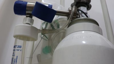 Украина стала закупать кислород для больных COVID-19 в Польше