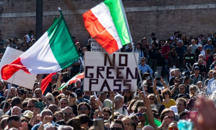 Люди размахивают национальными флагами во время акции протеста против введения «зелёных пропусков» в Риме, Италия, 9 октября 2021 г. TIZIANA FABI/AFP via Getty Images | Epoch Times Россия