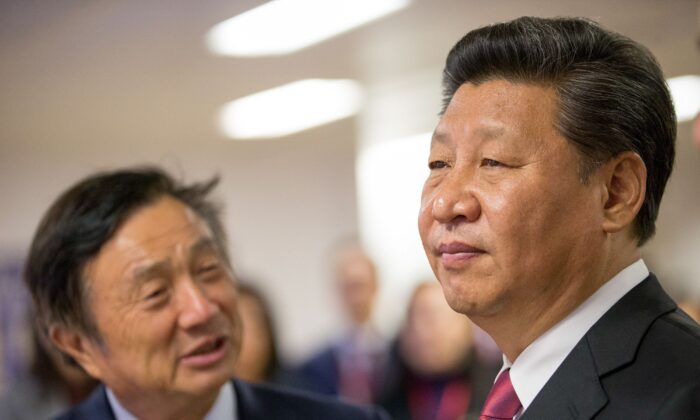 Китайский лидер Си Цзиньпин (справа) и основатель китайского телекоммуникационного гиганта Huawei Жэнь Чжэнфэй в Лондоне, Англия, во время государственного визита Си Цзиньпина в Великобританию 21 октября 2015 г. Matthew Lloyd / AFP via Getty Images | Epoch Times Россия