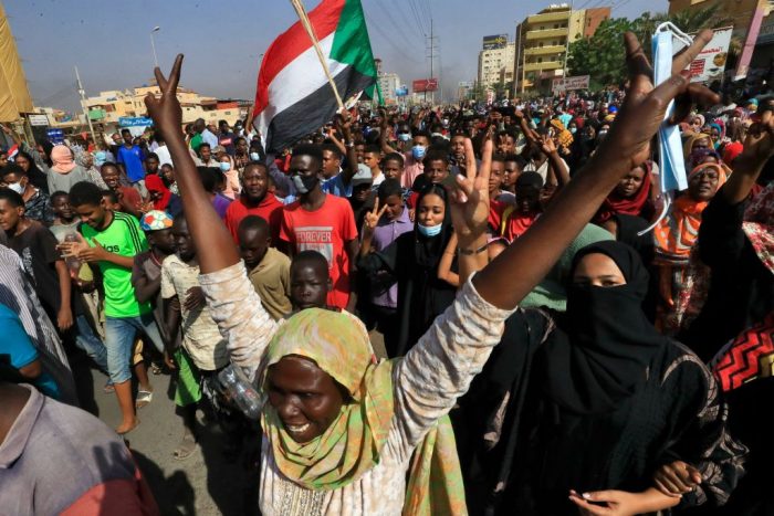 В Судане пострадали 12 человек в результате стрельбы военных по демонстрантам
