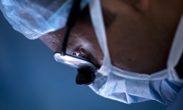 Врач во время операции по пересадке почки на фотографии из архива. Brendan Smiwalowski/AFP/GettyImages | Epoch Times Россия