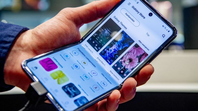 На этом снимке, сделанном 21 февраля 2020 года, показан новый мобильный телефон Galaxy Z Flip во флагманском магазине Samsung Experience в Утрехте, Нидерланды. ROBIN UTRECHT/ANP/AFP via Getty Images | Epoch Times Россия