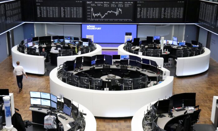График немецкого индекса цен на акции DAX представлен на фондовой бирже во Франкфурте, Германия, 8 октября 2021 г. Staff / Reuters | Epoch Times Россия