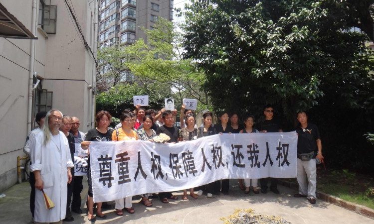 Шанхайские податели петиций кричат: «Долой Коммунистическую партию». 1 июля 2012 года. (Provided by a source in Mainland China)  | Epoch Times Россия