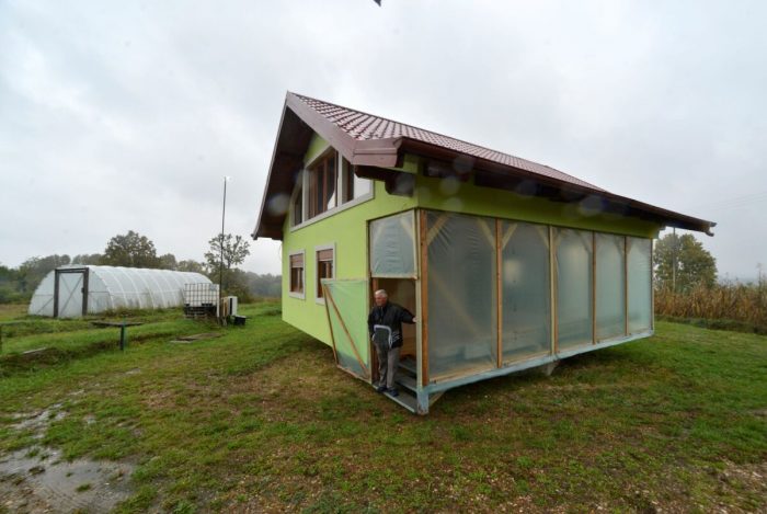 Босниец сконструировал вращающийся дом для разборчивой жены