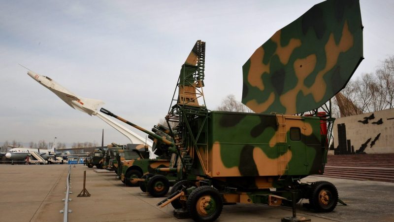 Китайское военное радиолокационное оборудование на выставке в пекинском музее в декабре 2013 года. Китай разрабатывает технологию, предназначенную для вывода из строя или уничтожения систем военной связи США. (Mark Ralston/AFP/Getty Images)  | Epoch Times Россия