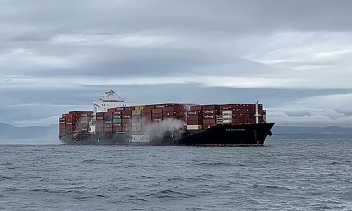 Дым поднимается над загоревшимся контейнеровозом Zim Kingston у побережья Виктории, Британская Колумбия, 23 октября 2021 г. (Canadian Coast Guard / Reuters) | Epoch Times Россия
