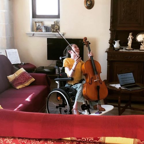 15-летняя итальянка с редким заболеванием мышц стала выдающейся виолончелисткой