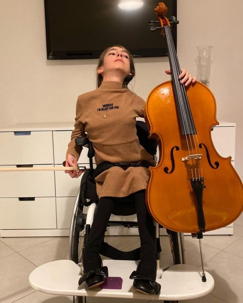 15-летняя итальянка с редким заболеванием мышц стала выдающейся виолончелисткой