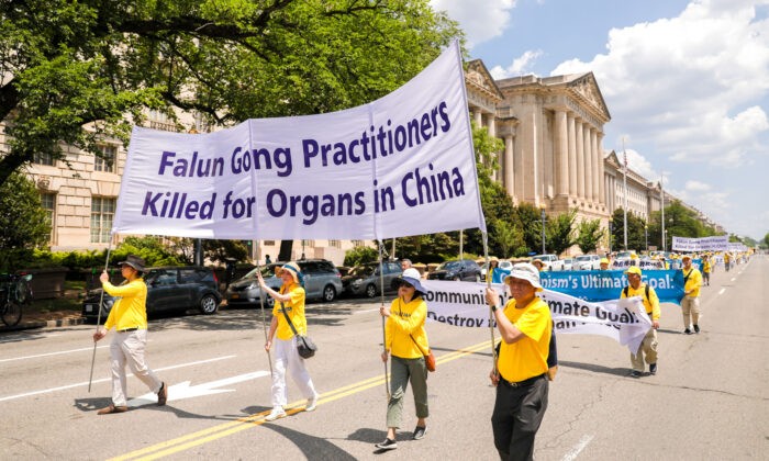 Практикующие Фалуньгун на параде в память о 22-й годовщине начала преследования Фалуньгун китайским режимом. Вашингтон, 16 июля 2021 года. (Samira Bouaou/The Epoch Times) | Epoch Times Россия