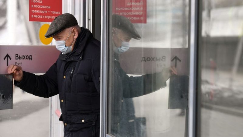 Мужчина в маске покидает станцию метро в Москве 23 марта 2021 года на фоне продолжающейся пандемии коронавируса. NATALIA KOLESNIKOVA/AFP via Getty Images | Epoch Times Россия