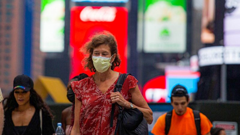 Женщина в маске в центре Манхэттена, Нью-Йорк, 29 июля 2021 года. (Kena Betancur/AFP via Getty Images)
 | Epoch Times Россия