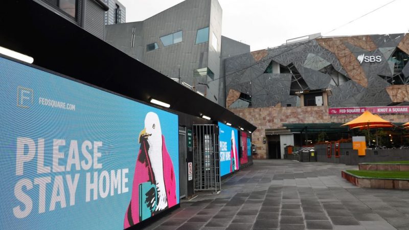Вывески, призывающие людей оставаться дома, видны на Площади Федерации в центре Мельбурна, Австралия, 6 августа 2021 г. (Con Chronis/AFP через Getty Images) | Epoch Times Россия