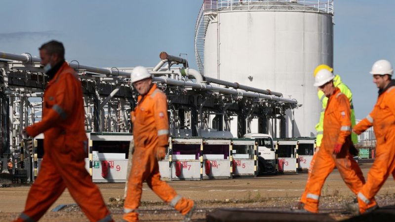 Рабочие проходят мимо нефтеперерабатывающего завода недалеко от Саутгемптона на юге Англии, 4 октября 2021 г. (Adrian Dennis/AFP via Getty Images)
 | Epoch Times Россия