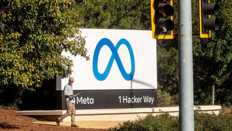 Логотип Meta, нового названия материнской компании Facebook, возле штаб-квартиры Facebook в Менло-Парке, 28 октября 2021 года. (Photo by NOAH BERGER/AFP via Getty Images) | Epoch Times Россия