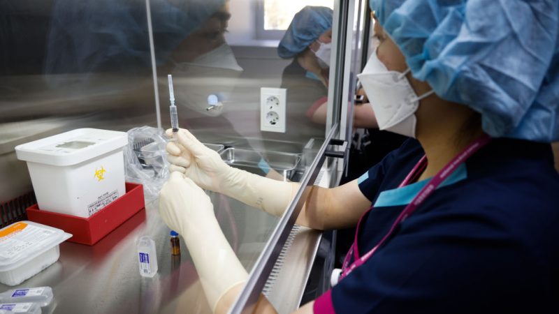 Медсестра проводит вакцинацию против COVID-19 в центре вакцинации Фото:  Kim Hong-Ji - Pool/Getty Images | Epoch Times Россия