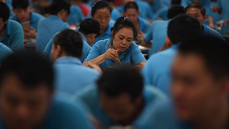 Рабочие обедают в кафетерии обувной фабрики в Дунгуане, в южной китайской провинции Гуандун, 14 сентября 2016 г. (Greg Baker/AFP via Getty Images) | Epoch Times Россия