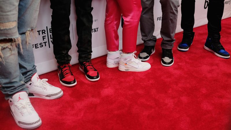 Гости позируют в кроссовках Air Jordan на презентации фильма Unbanned: The Legend of AJ1 на кинофестивале «Трайбека» 2018 в Beacon Theater 27 апреля 2018 года в Нью-Йорке. (Nicholas Hunt/Getty Images) | Epoch Times Россия