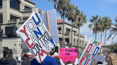 Тысячи родителей протестуют против обязательной вакцинации учащихся в Калифорнии