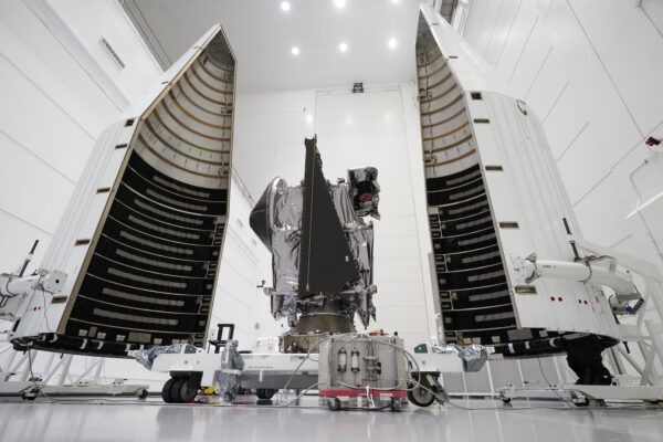 Космический корабль НАСА «Люси» в корпусе на объекте AstroTech в Титусвилле, штат Флорида, 29 сентября 2021 г. (John Raoux / AP Photo)