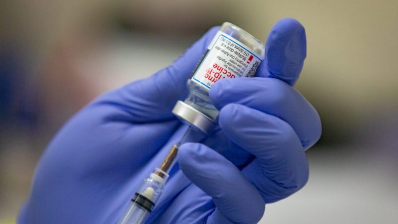 Вакцина от COVID-19 Moderna, подготовленная в бесплатной клинике Lesonnac в Оринж, Калифорния, 9 марта 2021 г. Фото: John Fredricks / The Epoch Times | Epoch Times Россия